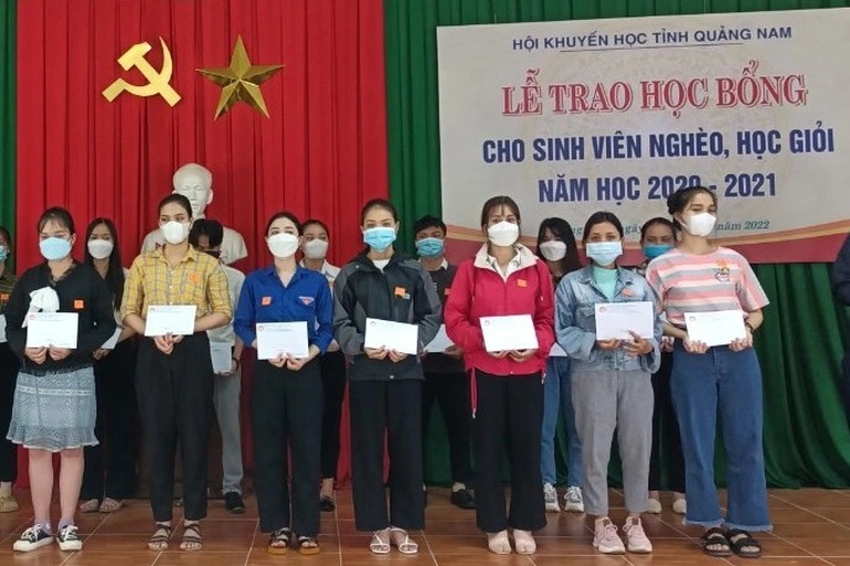 Hội Khuyến học tỉnh Quảng Nam trao 134 suất học bổng đến sinh viên nghèo - 1