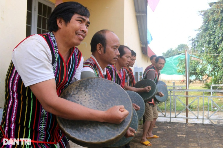 Anh Y Lanh (bên trái) cùng đội chiêng Pi Nao tập luyện chiêng trước khi ra nước ngoài biểu diễn.