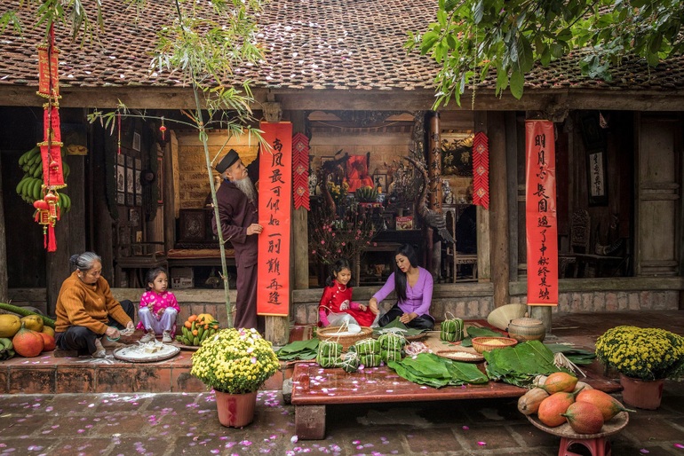 Dẫu thời gian trôi qua, nhớ Tết ta xưa vẫn luôn là niềm tự hào của người Việt. Hãy cùng chúng tôi vi vu trong không gian Tết xưa để ôn lại kỉ niệm, thưởng thức đồ ăn truyền thống và lắng nghe những câu chuyện cổ xưa.