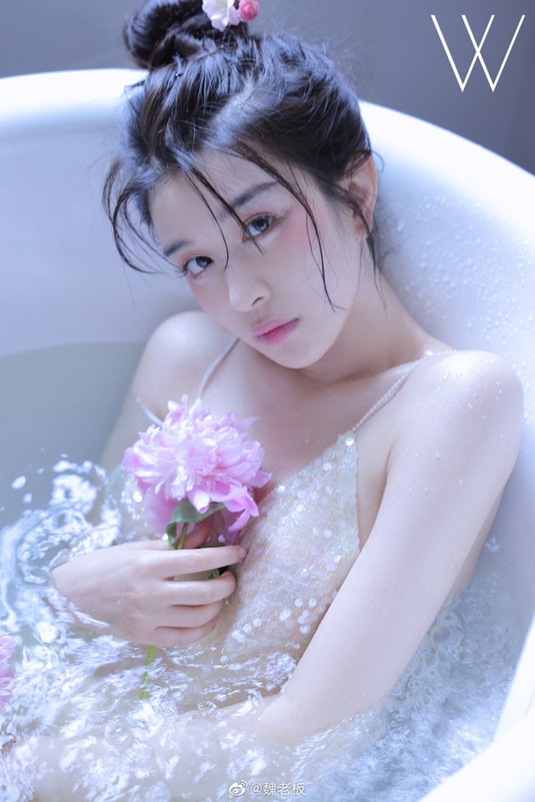 Nhan sắc nóng bỏng của hot girl bị kéo vào vụ ly hôn của Huỳnh Hiểu Minh - 1