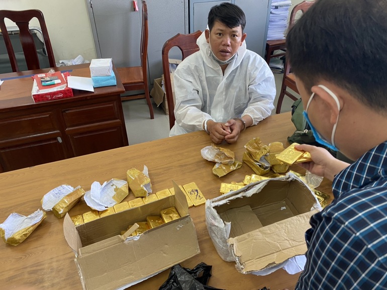 Bắt giữ 2 xe ô tô chở 56 kg vàng lậu từ Tây Ninh về TPHCM   - 1