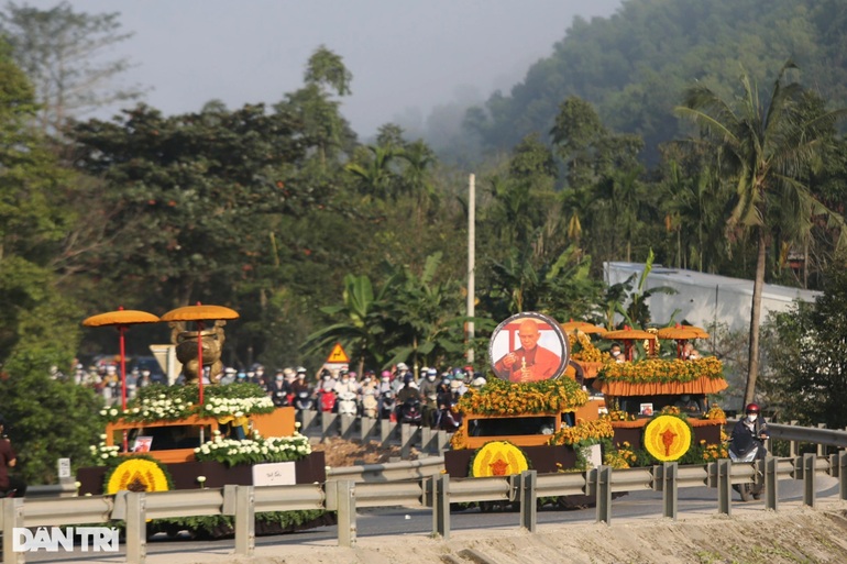 Hàng nghìn người đưa tiễn Thiền sư Thích Nhất Hạnh trong nghi lễ tâm tang - 5