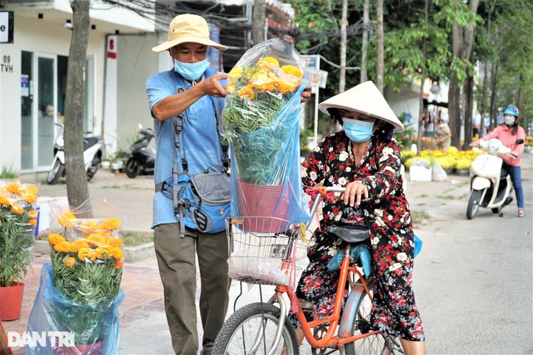 Chợ hoa Tết nhộn nhịp, tiểu thương ở Cần Thơ phấn khởi vì hết hàng sớm - 7 Chợ hoa Tết nhộn nhịp, tiểu thương ở Cần Thơ phấn khởi vì hết hàng sớm - 7