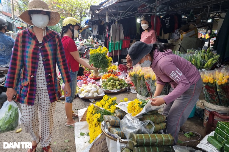 Người dân nhộn nhịp đi sắm Tết, giá thực phẩm bắt đầu leo thang - 4