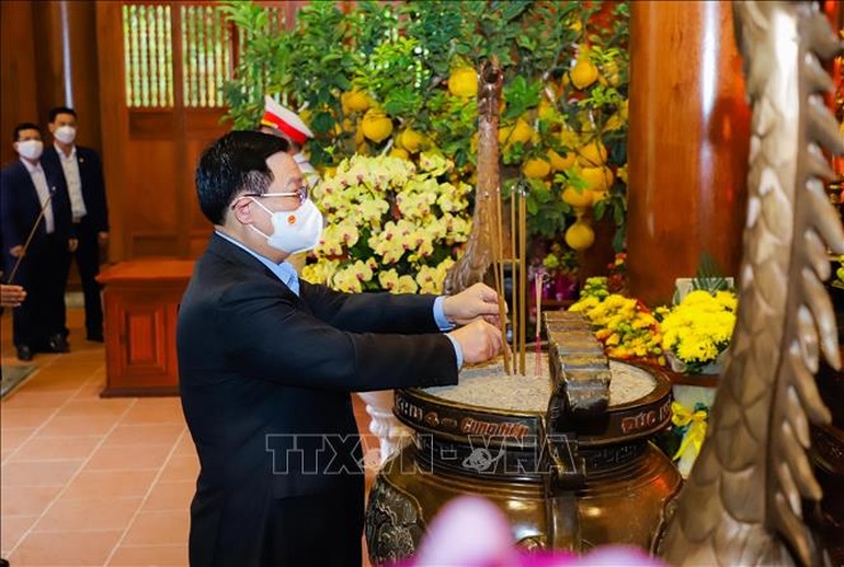 Chủ tịch Quốc hội dâng hương tưởng niệm Chủ tịch Hồ Chí Minh - 1
