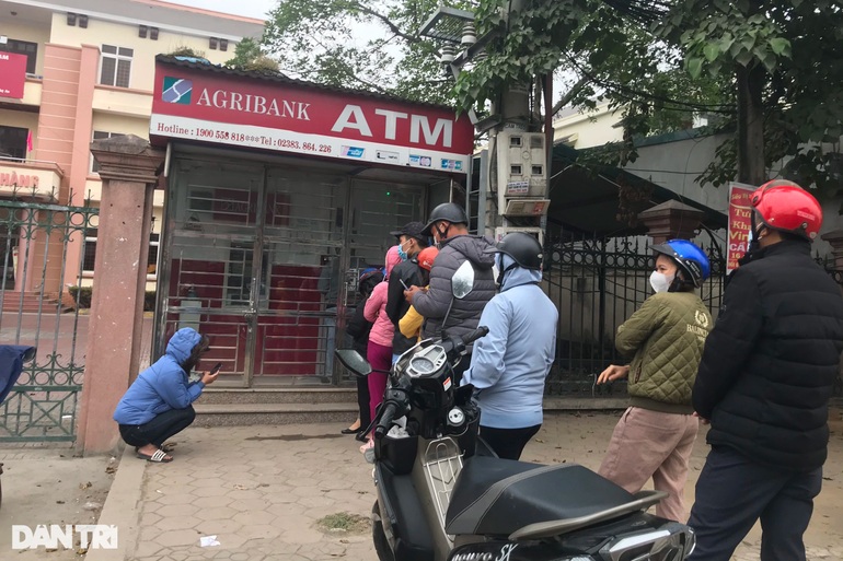 Nghẹt thở xếp hàng ở cây ATM chờ rút tiền ngày cận Tết - 4 Nghẹt thở xếp hàng ở cây ATM chờ rút tiền ngày cận Tết - 4