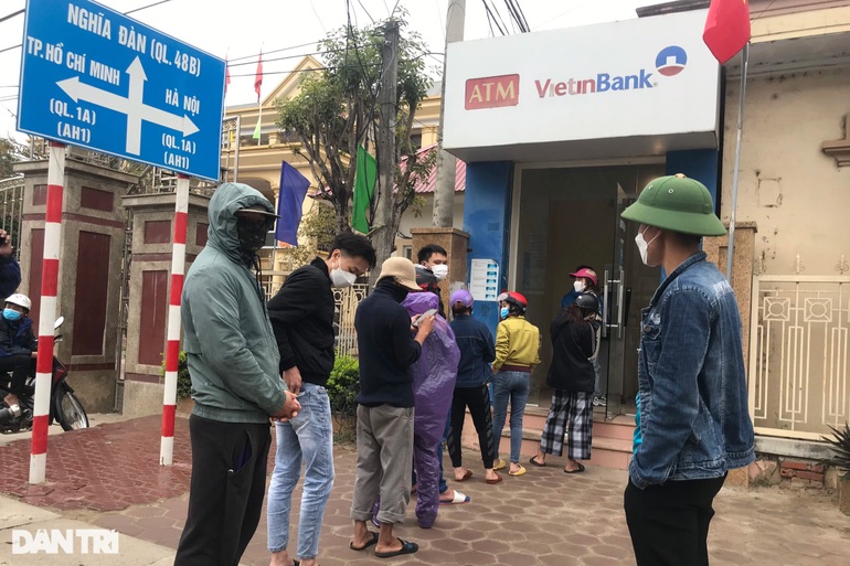 Nghẹt thở xếp hàng ở cây ATM chờ rút tiền ngày cận Tết - 1 Nghẹt thở xếp hàng ở cây ATM chờ rút tiền ngày cận Tết - 1