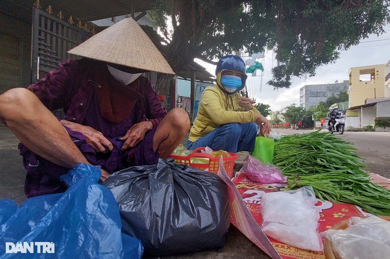 Mùng 1 Tết đi chợ Gò mua bó rau muống cầu gì được nấy - 4