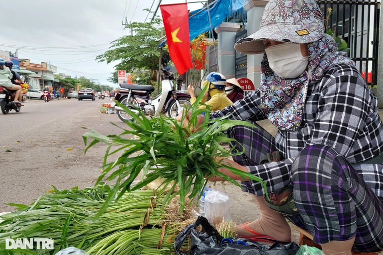 Mùng 1 Tết đi chợ Gò mua bó rau muống cầu gì được nấy - 6