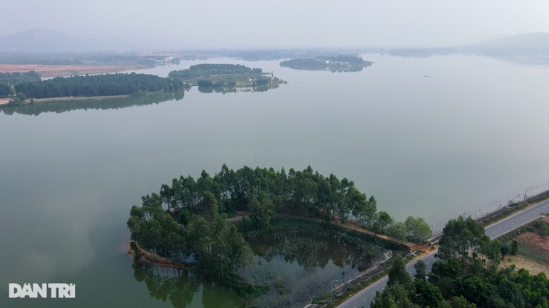 Change the wind to go camping, eat barbecue at a 5.25 km2 lake near Hanoi - 1