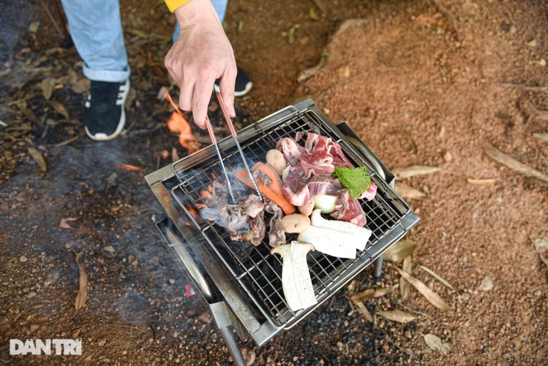 Change the wind to go camping, eat barbecue at a 5.25 km2 lake near Hanoi - 5