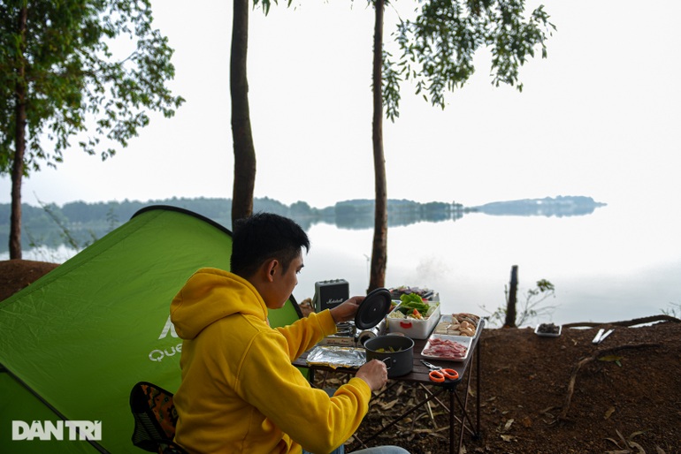 Change the wind to go camping, eat barbecue at a 5.25 km2 lake near Hanoi - 4