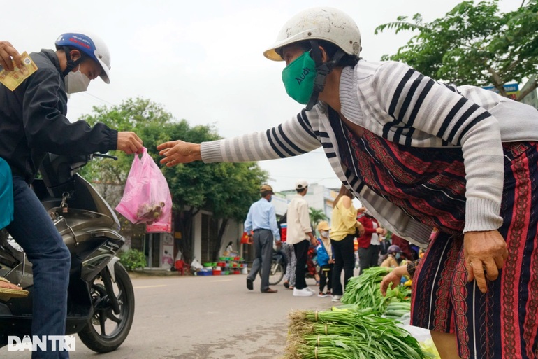 Mùng 1 Tết đi chợ Gò mua bó rau muống cầu gì được nấy - 5