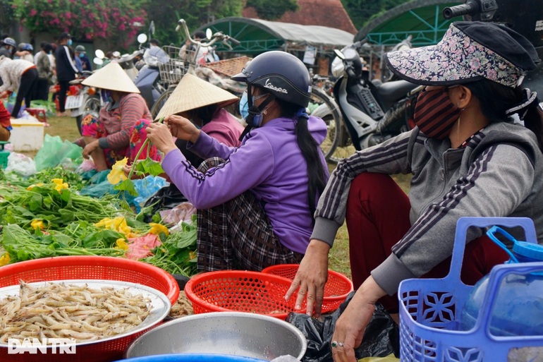 Mùng 1 Tết đi chợ Gò mua bó rau muống cầu gì được nấy - 10