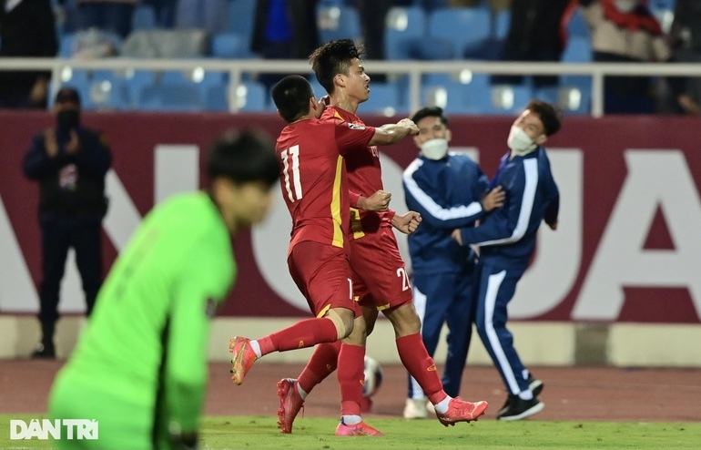CĐV Trung Quốc nổi điên, đòi giải tán đội nhà khi thua tuyển Việt Nam - 2 CĐV Trung Quốc nổi điên, đòi giải tán đội nhà khi thua tuyển Việt Nam - 2
