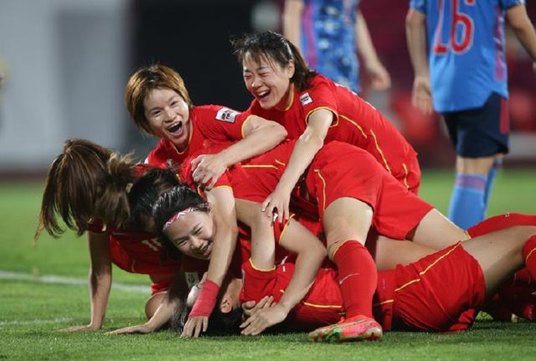 Báo Trung Quốc: Tuyển nữ đã cho bóng đá nam một cái tát vào mặt - 2