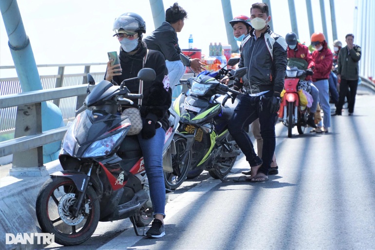 Hàng nghìn người miền Tây chạy xe máy nối đuôi nhau trở lại TPHCM - 3 Hàng nghìn người miền Tây chạy xe máy nối đuôi nhau trở lại TPHCM - 3