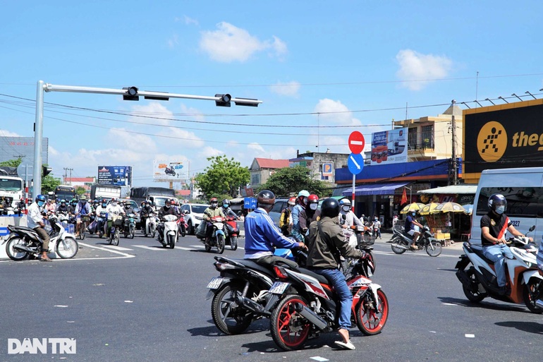 Hàng nghìn người miền Tây chạy xe máy nối đuôi nhau trở lại TPHCM - 6 Hàng nghìn người miền Tây chạy xe máy nối đuôi nhau trở lại TPHCM - 6