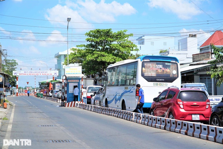 Hàng nghìn người miền Tây chạy xe máy nối đuôi nhau trở lại TPHCM - 8 Hàng nghìn người miền Tây chạy xe máy nối đuôi nhau trở lại TPHCM - 8