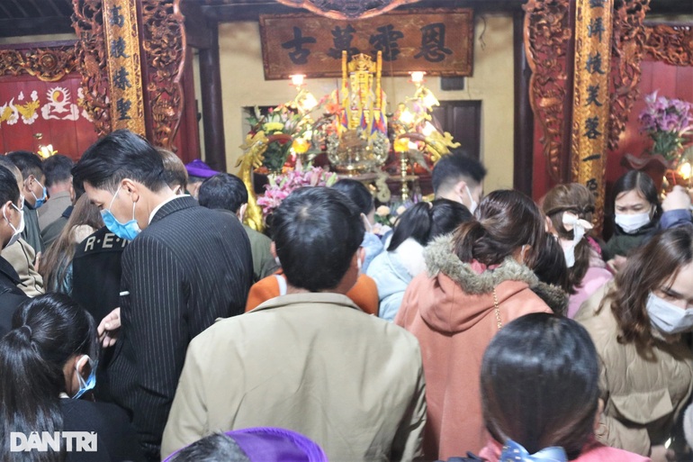 Đầu năm chen chúc tại Đền thờ Chế thắng Phu nhân Nguyễn Thị Bích Châu - 4 Đầu năm chen chúc tại Đền thờ Chế thắng Phu nhân Nguyễn Thị Bích Châu - 4