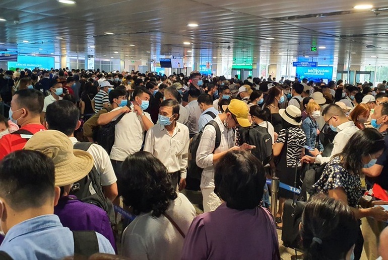 Khách ồ ạt đổ về sân bay Tân Sơn Nhất, "phá vỡ" kỷ lục cao điểm Tết | Báo Dân trí