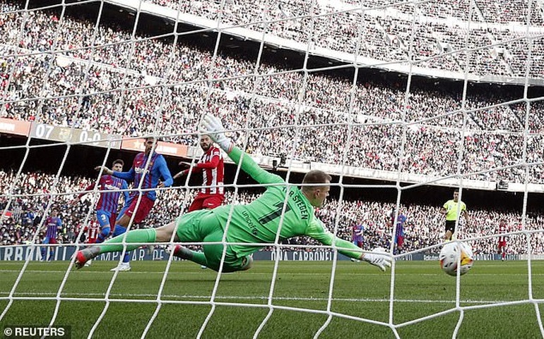Barcelona đánh bại Atletico, Real Madrid vững ngôi đầu bảng La Liga - 1