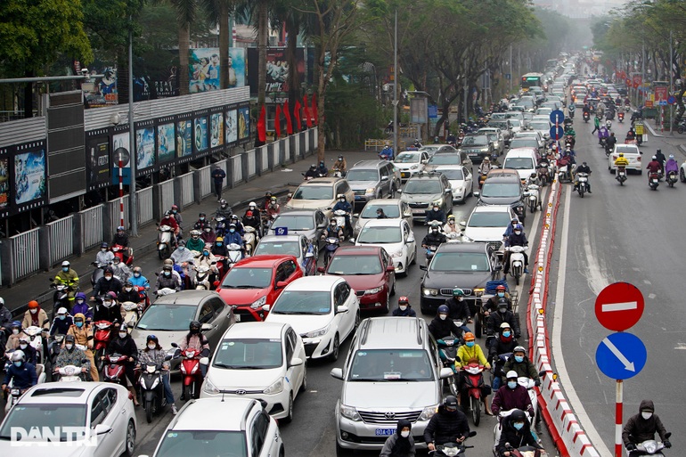 Nhiều tuyến đường ở Hà Nội ùn tắc trong ngày làm việc đầu tiên sau nghỉ Tết - 9