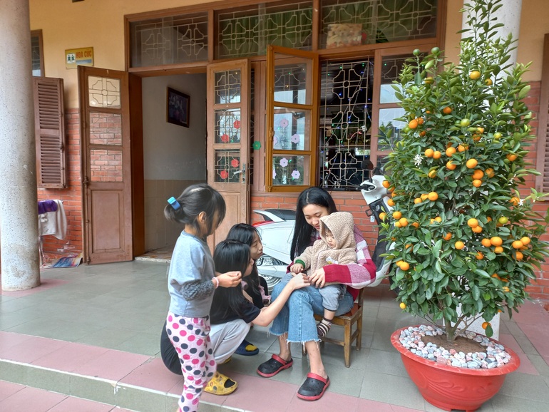 Cô bé bị bỏ rơi ở bụi tre, lớn lên từ làng SOS và ước mơ có nhiều mẹ - 6 Cô bé bị bỏ rơi ở bụi tre, lớn lên từ làng SOS và ước mơ có nhiều mẹ - 6