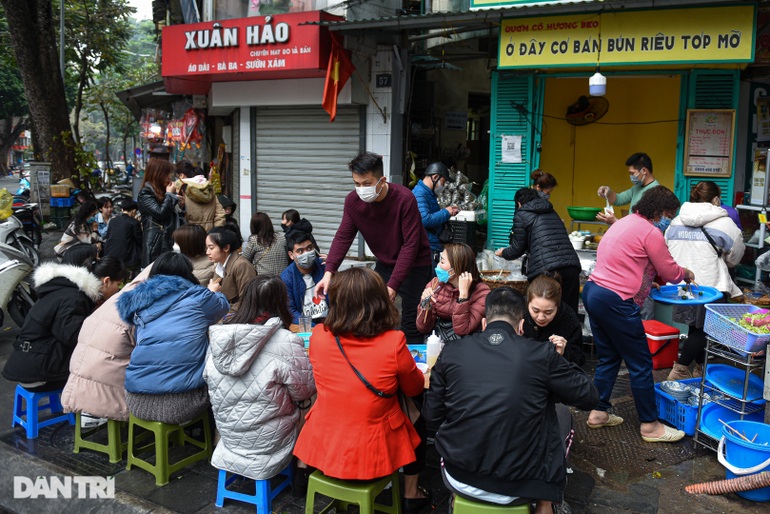 Dân công sở ở Hà Nội chen chân ăn bún giải ngấy sau Tết - 2