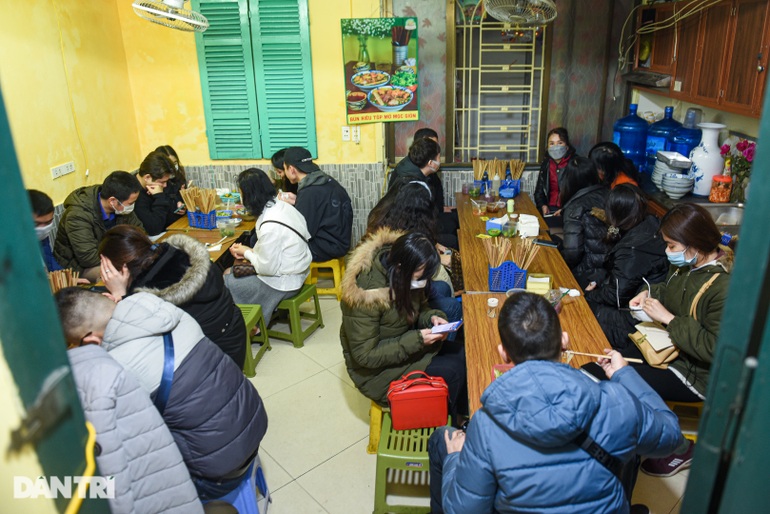 Dân công sở ở Hà Nội chen chân ăn bún giải ngấy sau Tết - 6