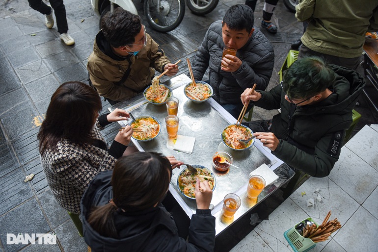 Dân công sở ở Hà Nội chen chân ăn bún giải ngấy sau Tết - 5