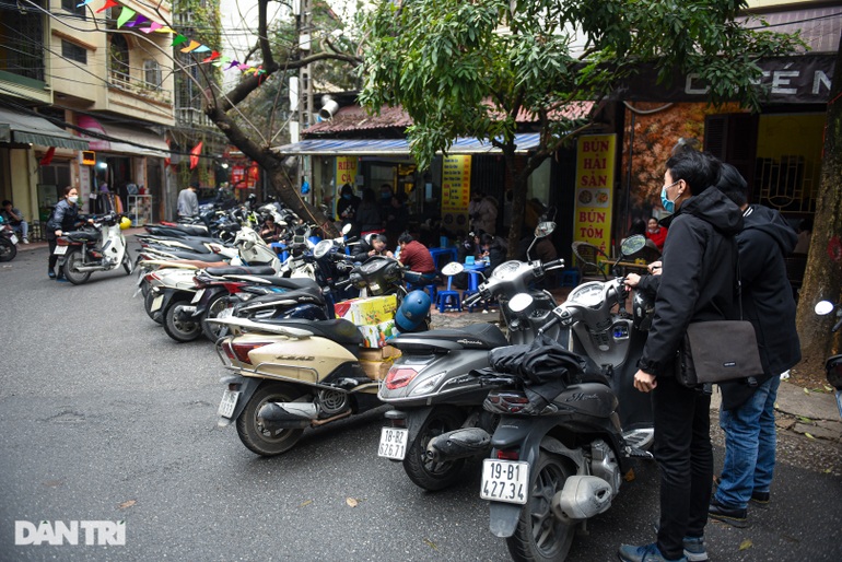 Dân công sở ở Hà Nội chen chân ăn bún giải ngấy sau Tết - 10