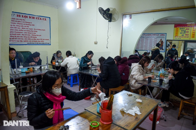 Dân công sở ở Hà Nội chen chân ăn bún giải ngấy sau Tết - 11