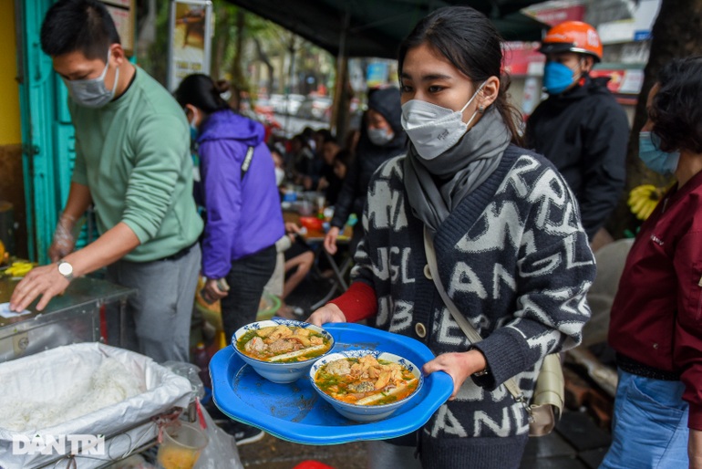 Dân công sở ở Hà Nội chen chân ăn bún giải ngấy sau Tết - 7