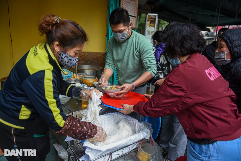 Dân công sở ở Hà Nội chen chân ăn bún giải ngấy sau Tết - 8