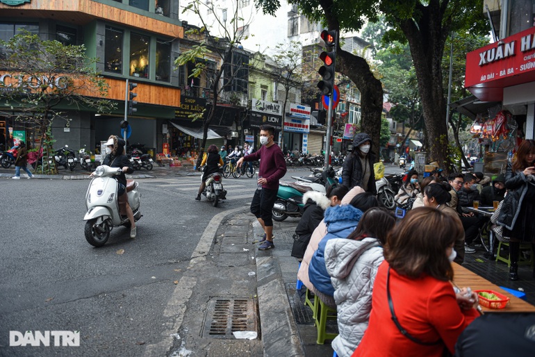 Dân công sở ở Hà Nội chen chân ăn bún giải ngấy sau Tết - 9