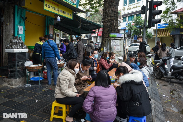 Dân công sở ở Hà Nội chen chân ăn bún giải ngấy sau Tết - 1