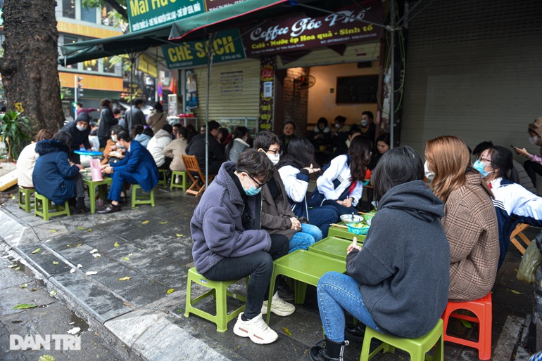 Dân công sở ở Hà Nội chen chân ăn bún giải ngấy sau Tết - 4
