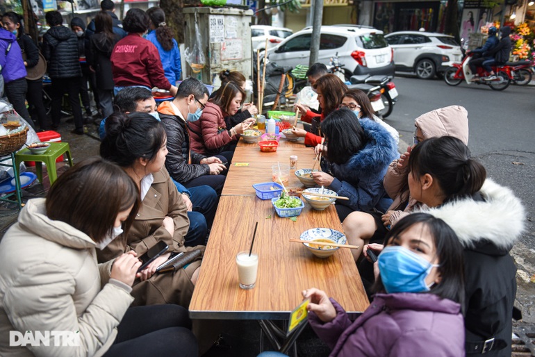 Dân công sở ở Hà Nội chen chân ăn bún giải ngấy sau Tết - 3