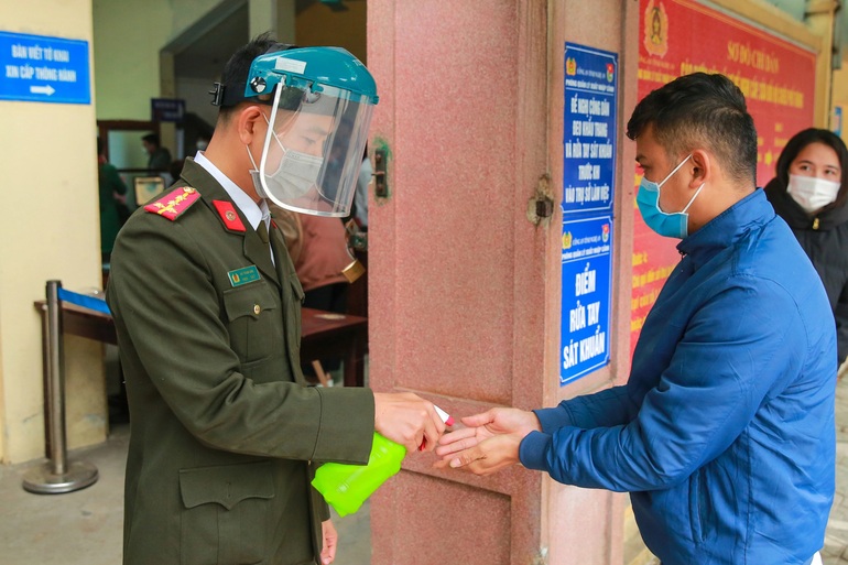 Hàng trăm người xếp hàng chờ làm hộ chiếu ngày đầu năm - 2