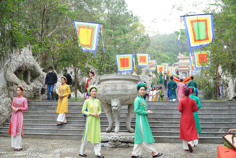 Ấn tượng lễ hội đền Huyền Trân ở cố đô Huế - 8 Ấn tượng lễ hội đền Huyền Trân ở cố đô Huế - 8