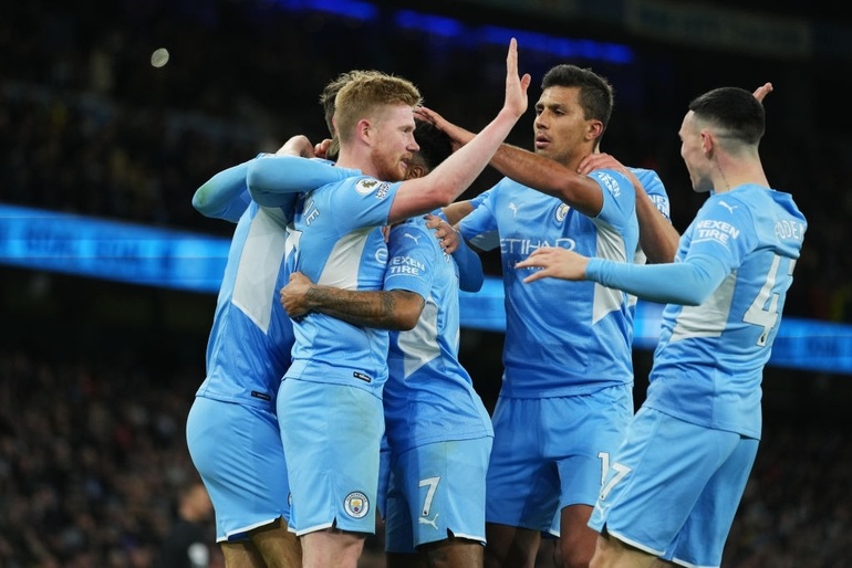 Man City gia tăng khoảng cách với Liverpool lên 12 điểm - 1