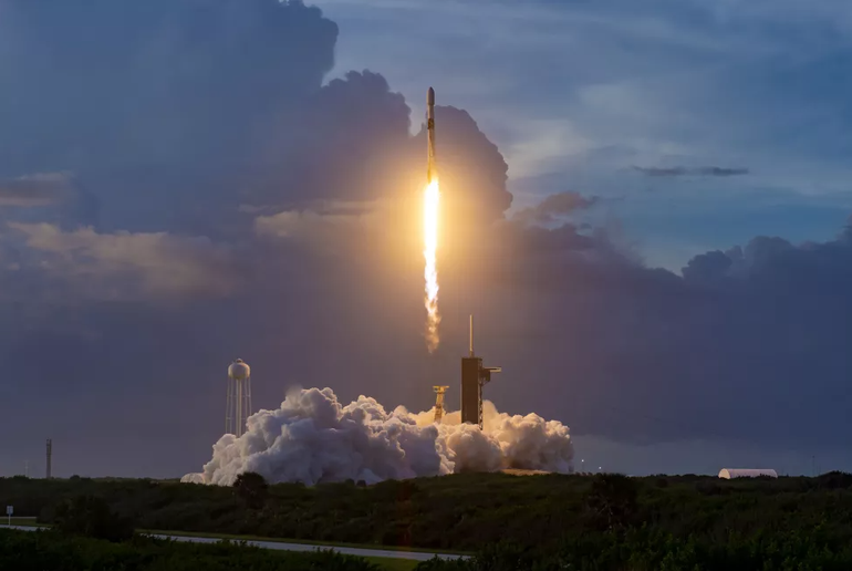 Bão địa từ khiến 40 vệ tinh SpaceX lao thẳng xuống Trái Đất - 1 Bão địa từ khiến 40 vệ tinh SpaceX lao thẳng xuống Trái Đất - 1