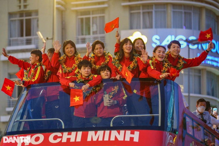 Xe buýt mui trần đưa những nữ người hùng bóng đá Việt Nam dạo quanh TPHCM - 6