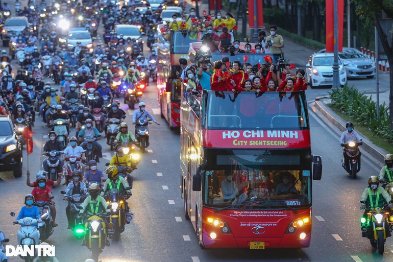 Xe buýt mui trần đưa những nữ người hùng bóng đá Việt Nam dạo quanh TPHCM - 3