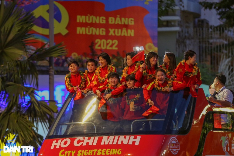 Xe buýt mui trần đưa những nữ người hùng bóng đá Việt Nam dạo quanh TPHCM - 5