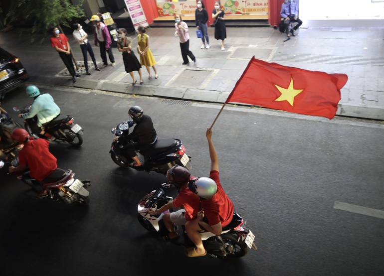 Xe buýt mui trần đưa những nữ người hùng bóng đá Việt Nam dạo quanh TPHCM - 9