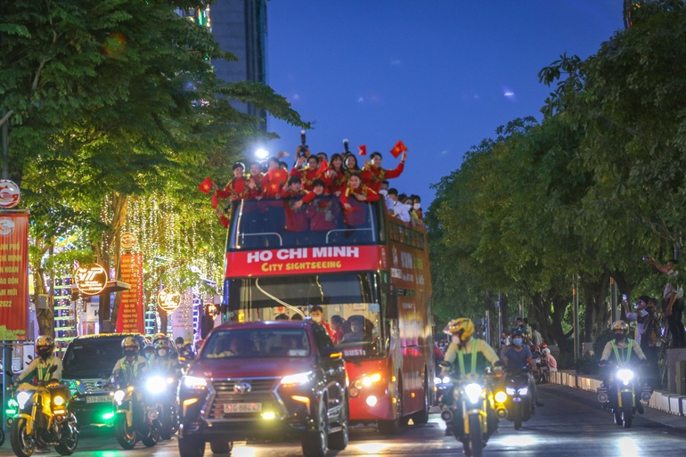 Xe buýt mui trần đưa những nữ người hùng bóng đá Việt Nam dạo quanh TPHCM - 4