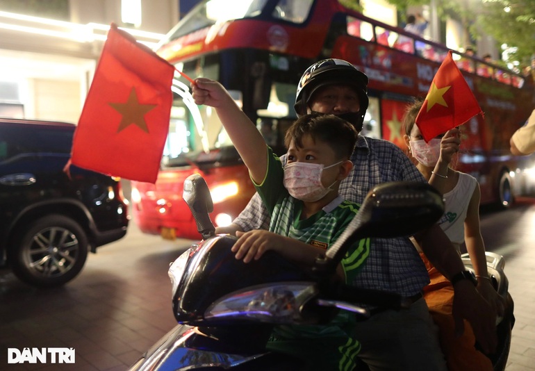 Xe buýt mui trần đưa những nữ người hùng bóng đá Việt Nam dạo quanh TPHCM - 10