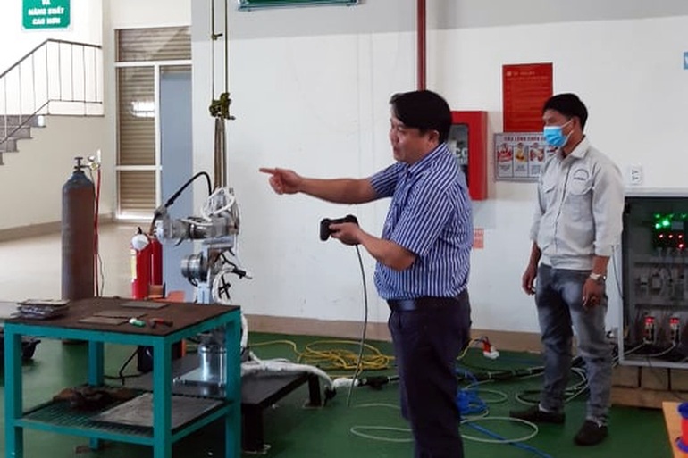 Giảng viên trường nghề chế tạo thành công robot hàn 6 bậc - 2